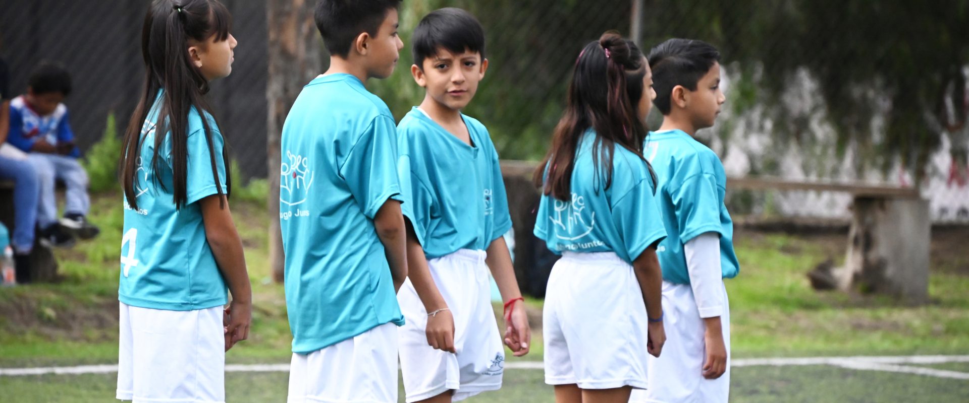 Niñas jugando futbol en Jugando Juntos