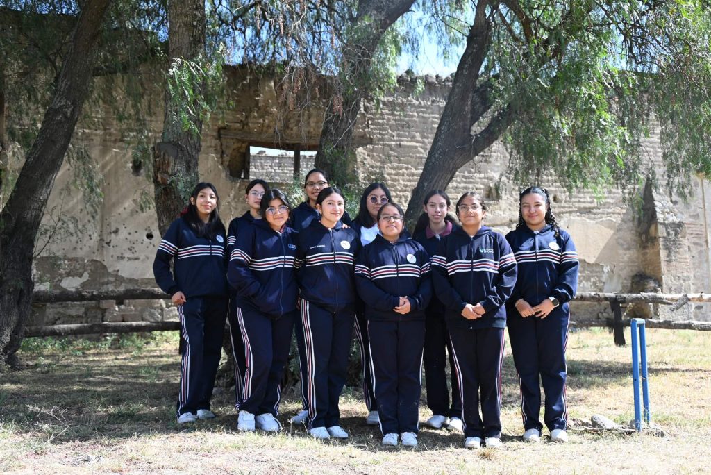 Grupo de estudiantes de Fundaju en el patio escolar