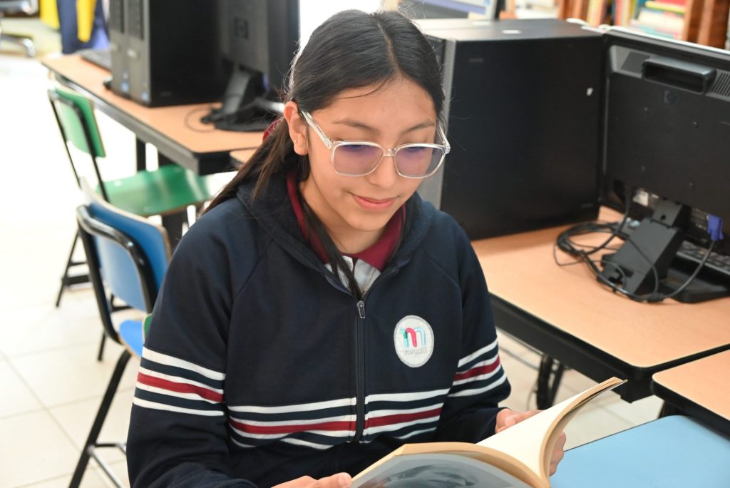 Estudiante becada de Fundaju en el aula